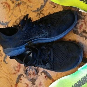 Nike fly knit solid black women size 8 running shoes